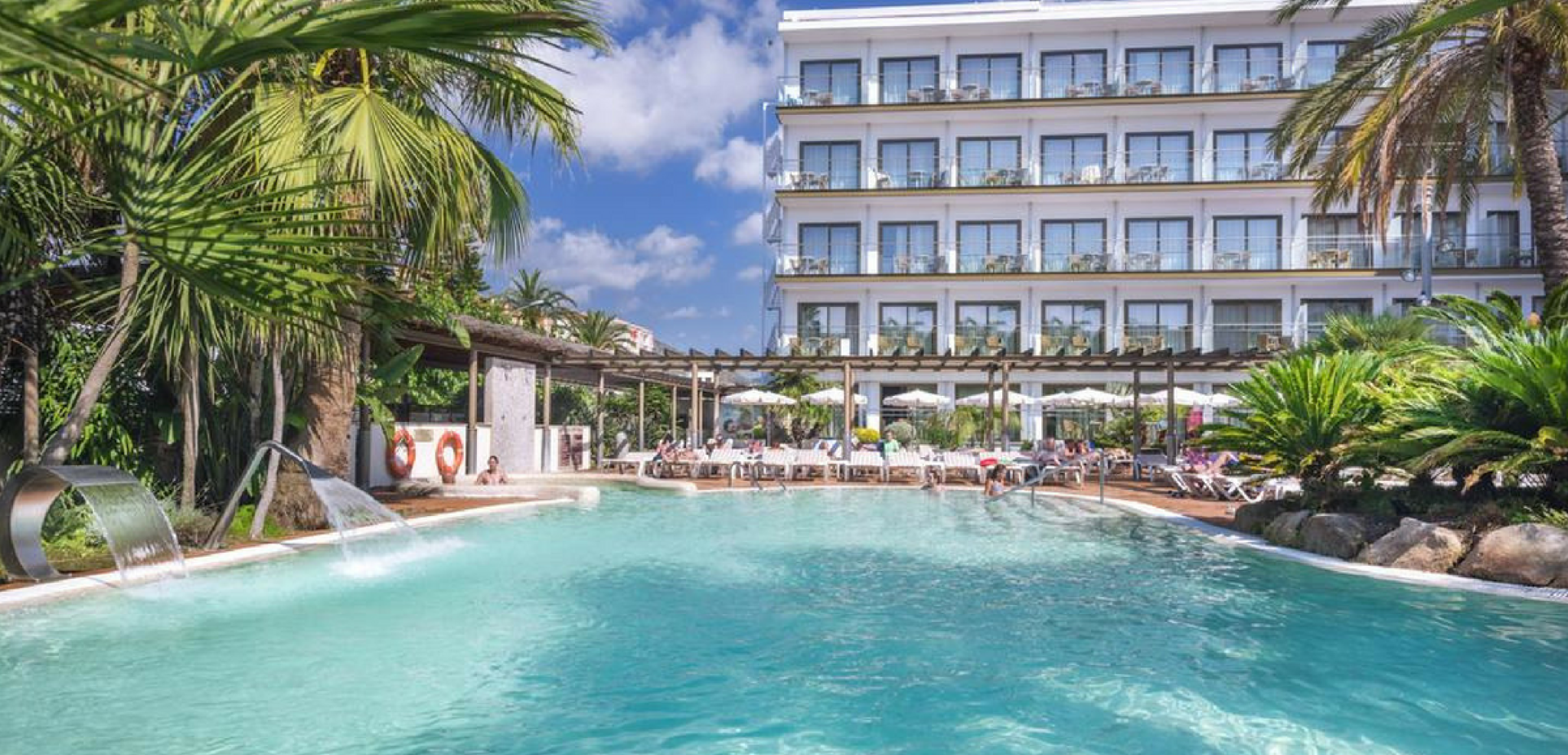 Profitez de la piscine de votre hôtel 4* (ou similaire, sous réserve de disponibilité - photo non contractuelle)...