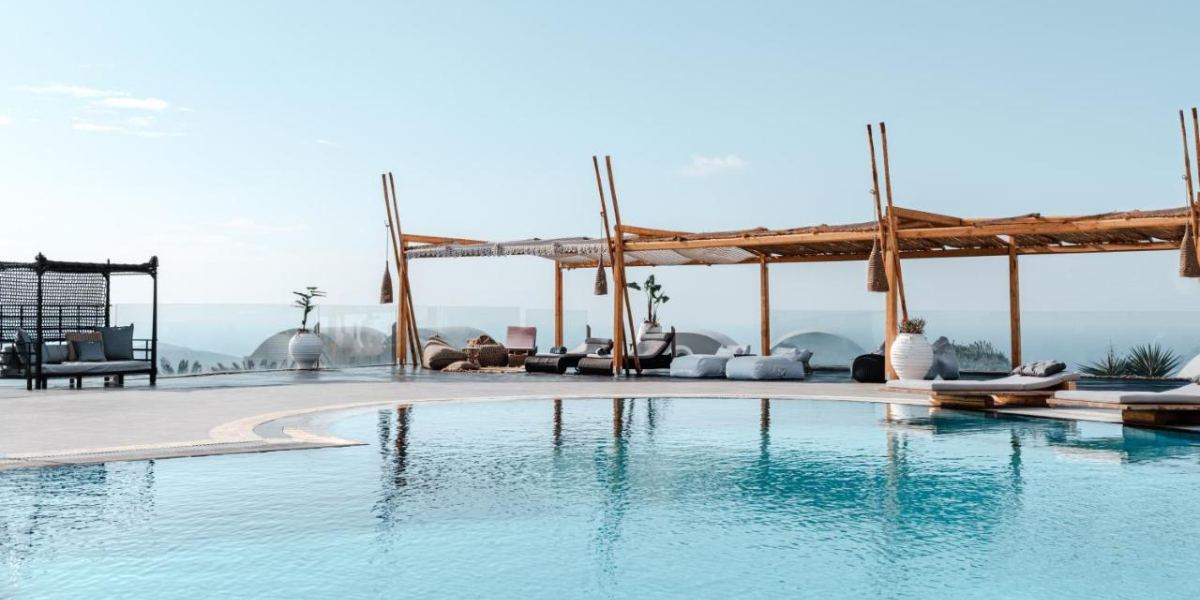 Avec une belle piscine où vous détendre : Orizontes Hotel Santorini (ou similaire) 