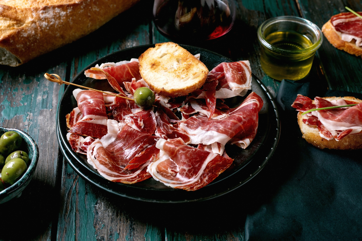 Dégustation de jambon ibérique ou de fromage ©Shutterstock
