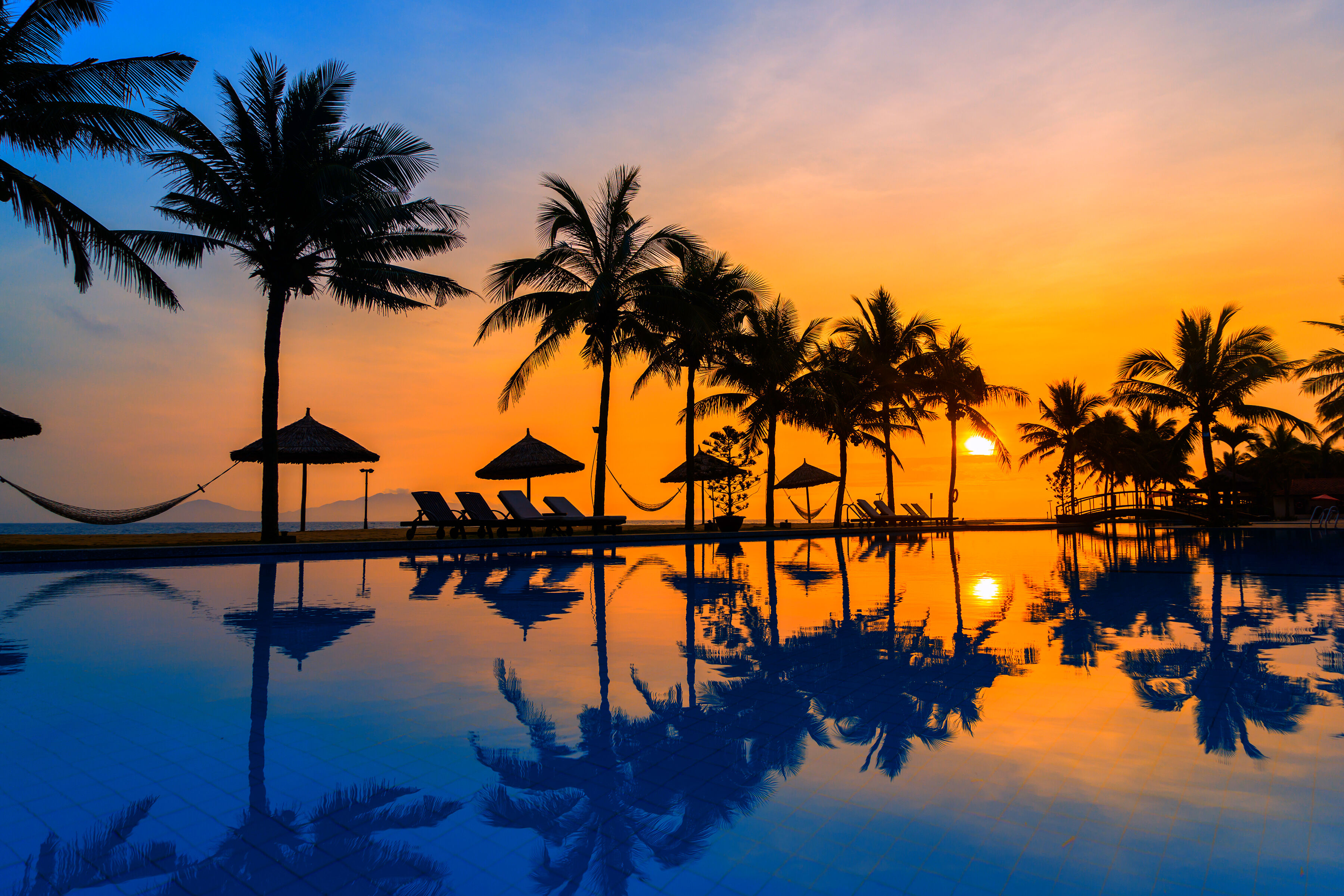 En admirant le coucher de soleil sur la plage ! 