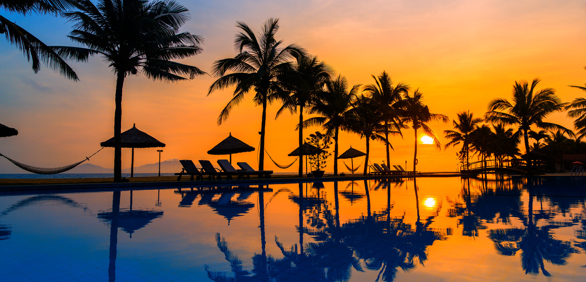 En admirant le coucher de soleil sur la plage !