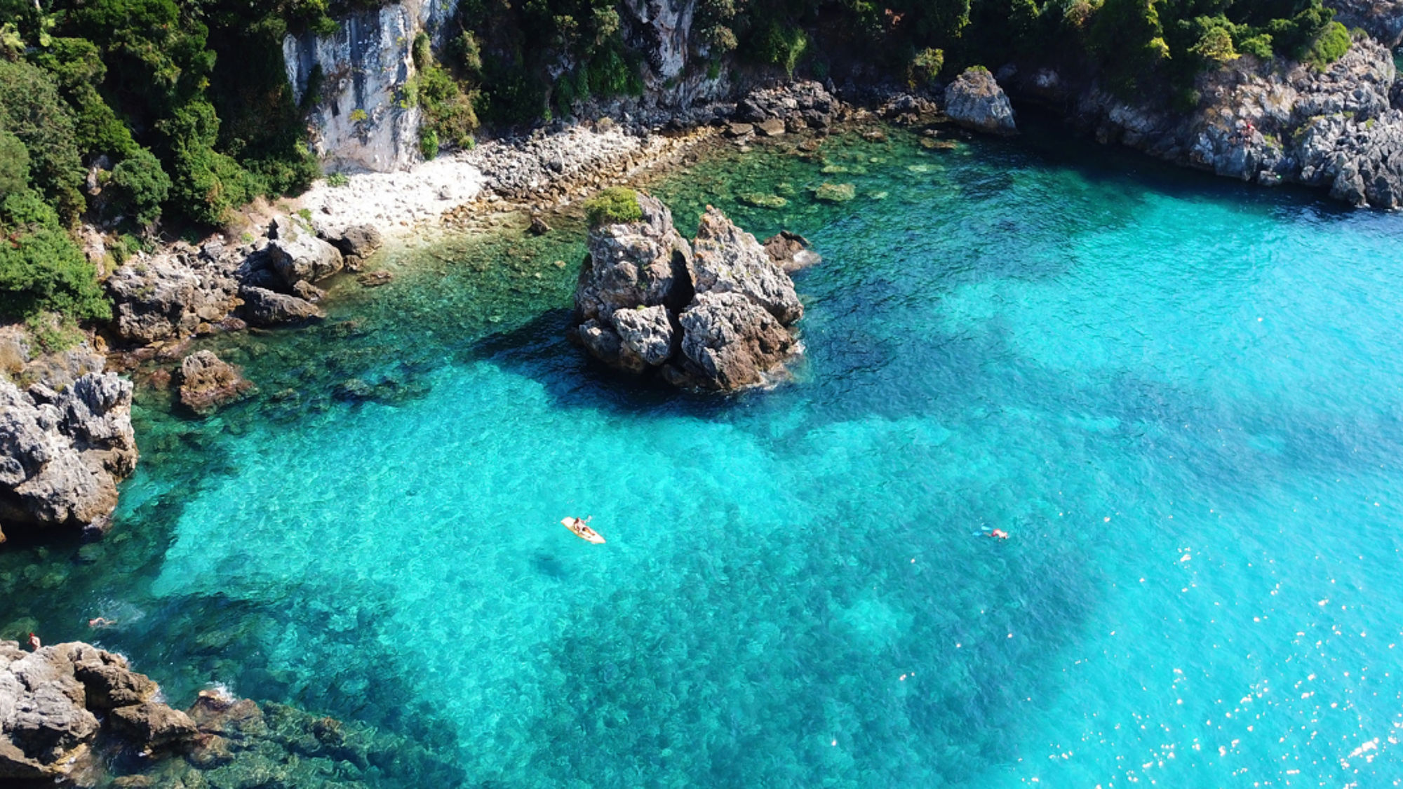 En kayak dans les plus belles baies de l'île !