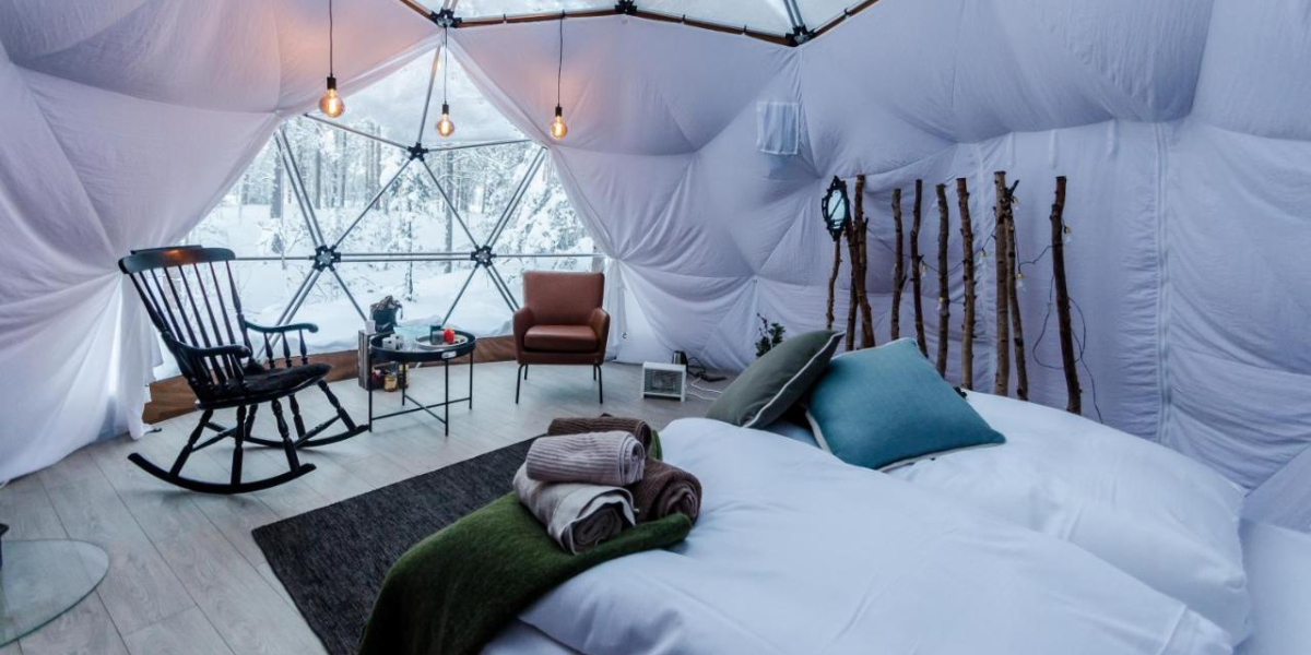 Dans des tentes dômes équipées de tout le confort nécessaire 