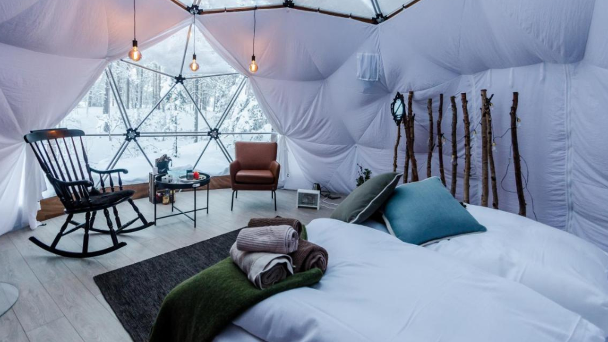 Dans des tentes dômes équipées de tout le confort nécessaire