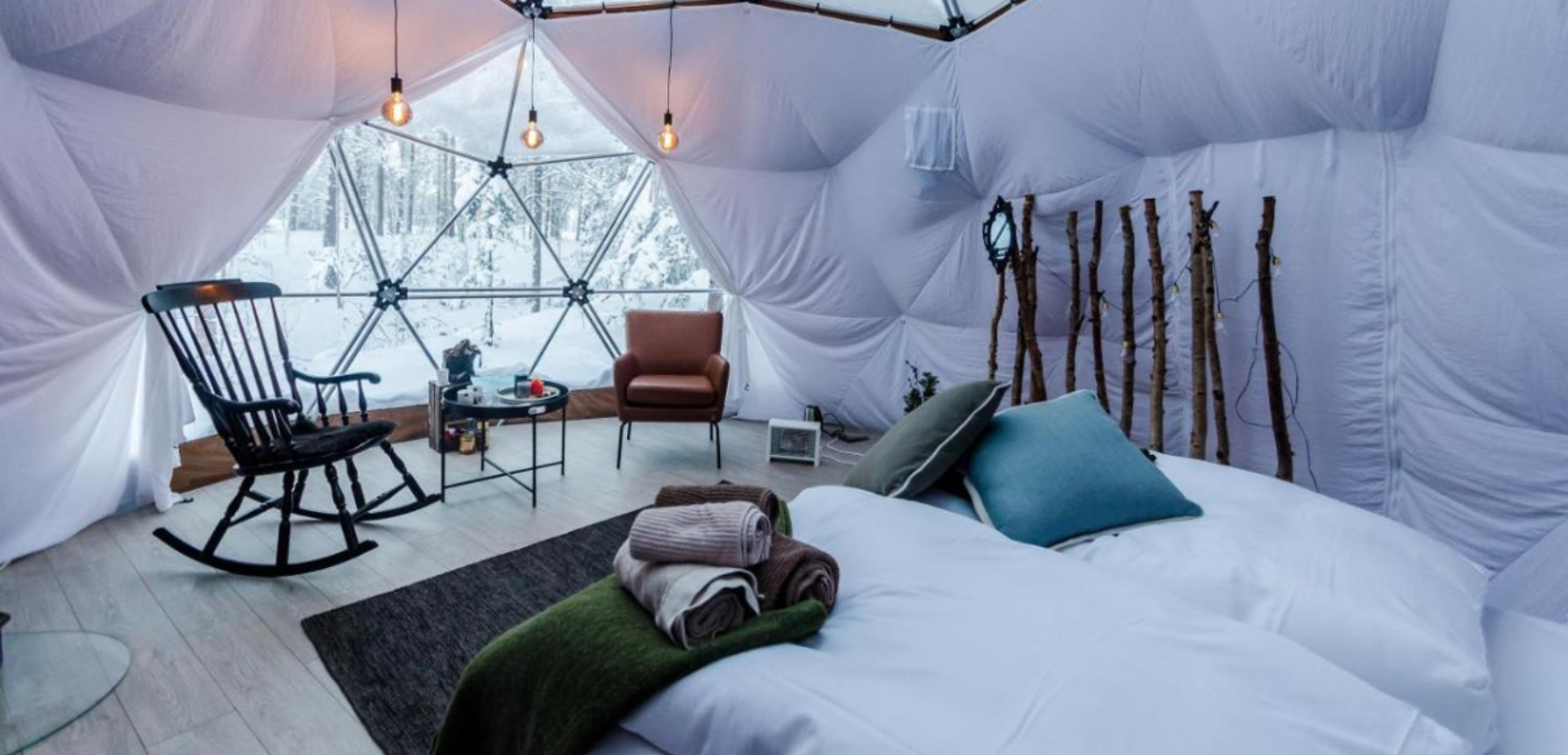 Dans des tentes dômes équipées de tout le confort nécessaire