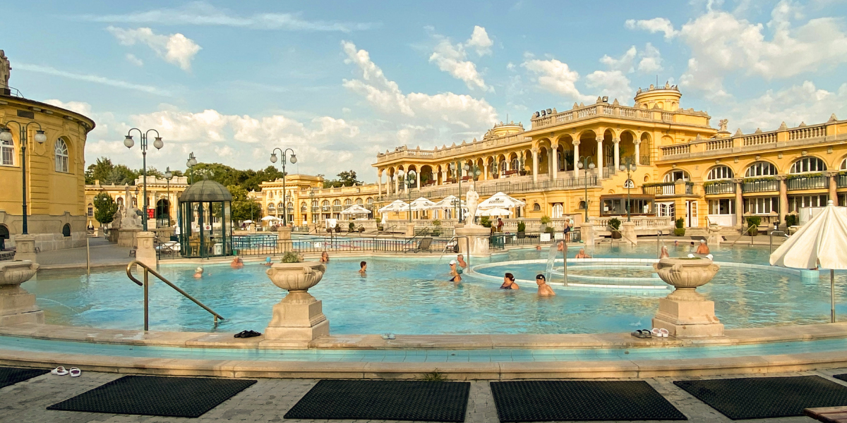 Thermes de Széchenyi (inclus pour les départs 2026 uniquement), Budapest ©Linda Gerbec / Unsplash 