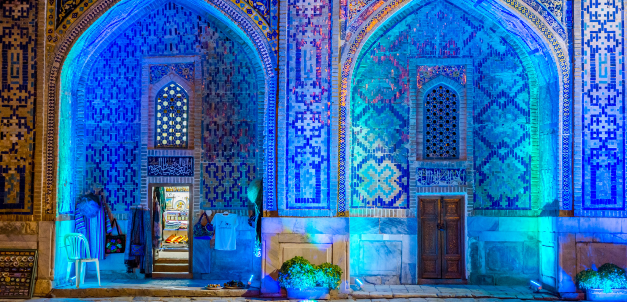 Shopping dans l'atrium éclairé de Sher Dor madrasah la nuit, Registan, Samarcande