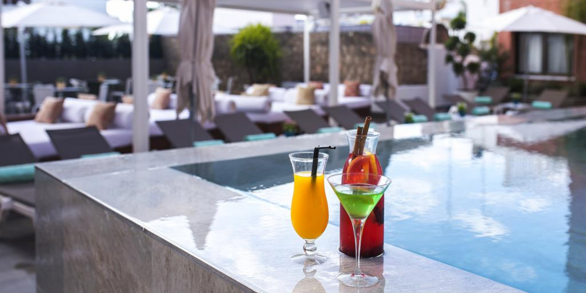 Entre deux visites, détendez-vous au bord de la piscine de l'hôtel 4* Fenix 