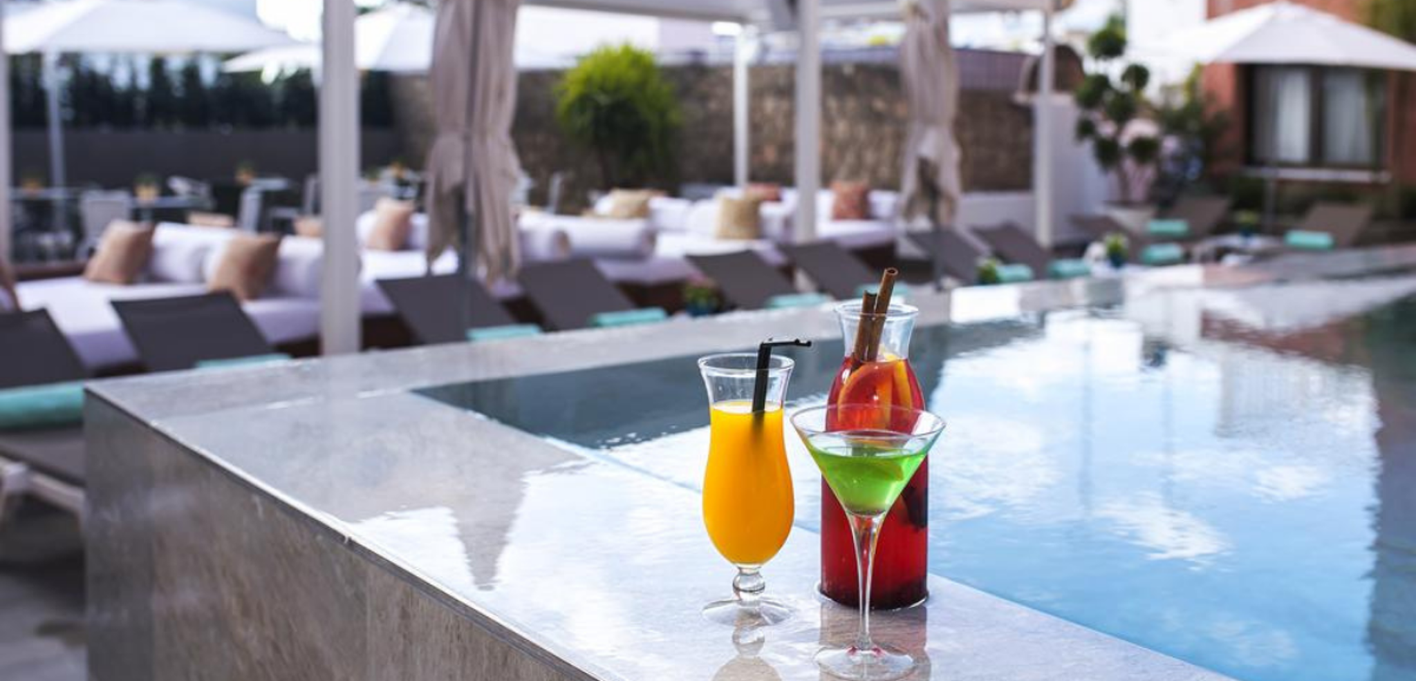 Entre deux visites, détendez-vous au bord de la piscine de l'hôtel 4* Fenix