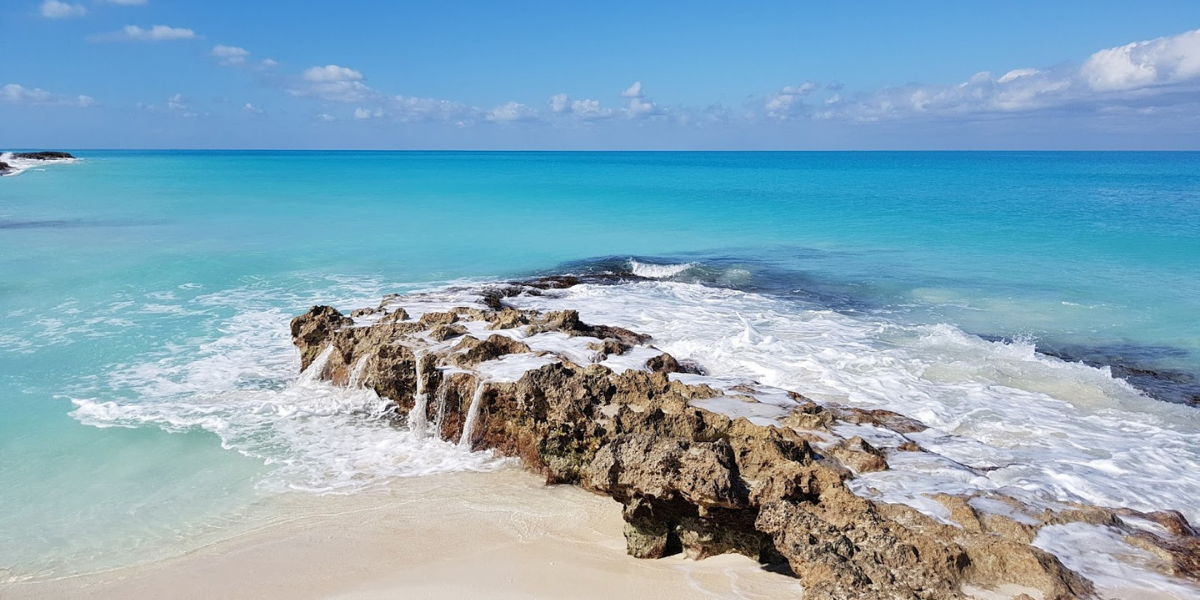 A l'eau cristalline et au sable d'un blanc immaculé 