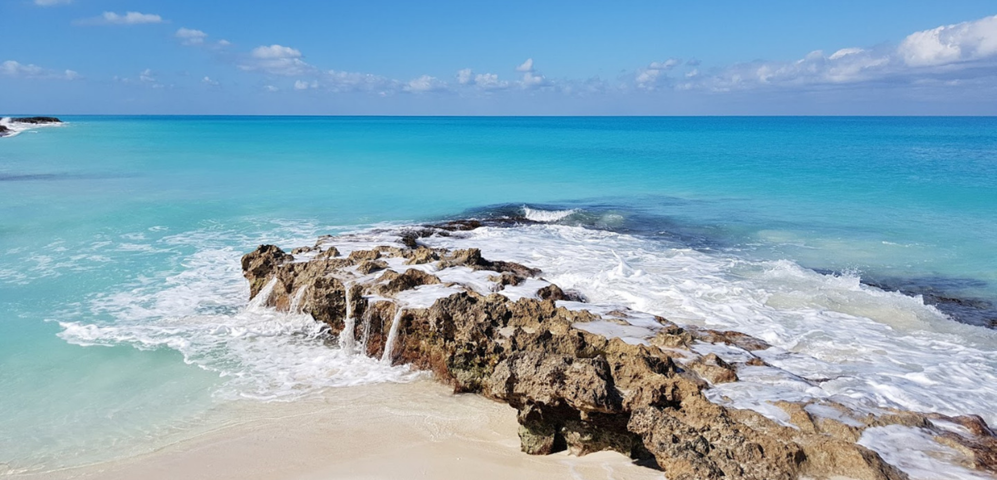 A l'eau cristalline et au sable d'un blanc immaculé