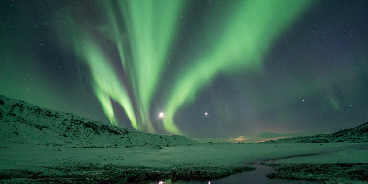 Chasse aux aurores boréales, Reykjavik, Islande (phénomène naturel et donc non-garanti) ©Jonatan Pie / Unsplash