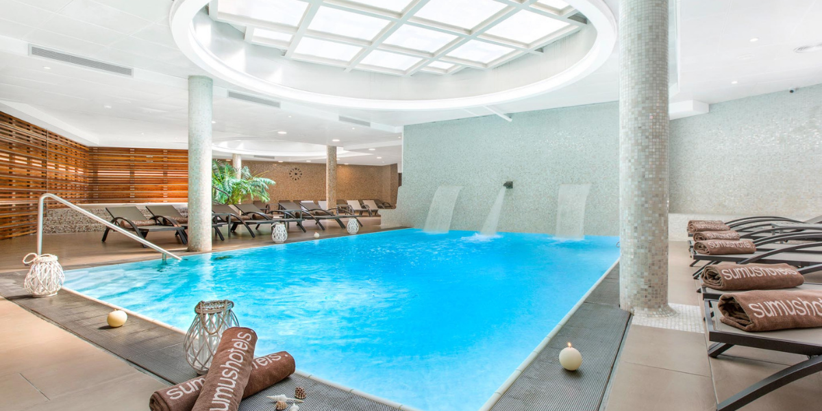 Espace bien-être de l'hôtel : piscine, sauna, jacuzzi, bain turc, fontaine de glace, douche expérimentale...