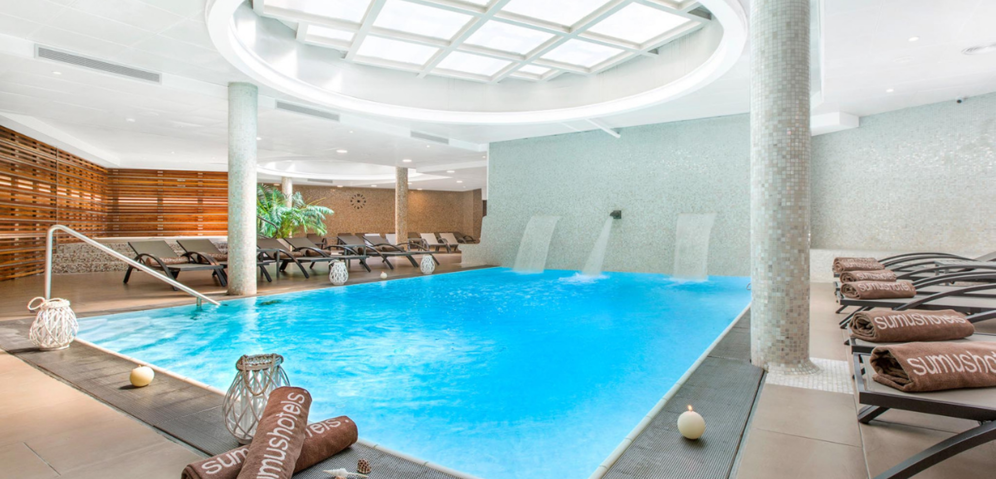 Espace bien-être de l'hôtel : piscine, sauna, jacuzzi, bain turc, fontaine de glace, douche expérimentale...