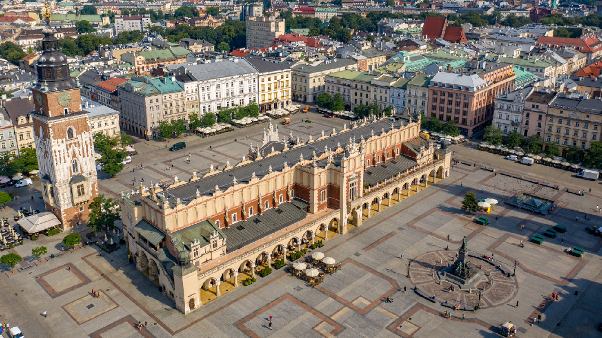 La Place du marché et l'impressionnante Halle des draps - jours 1 à 4