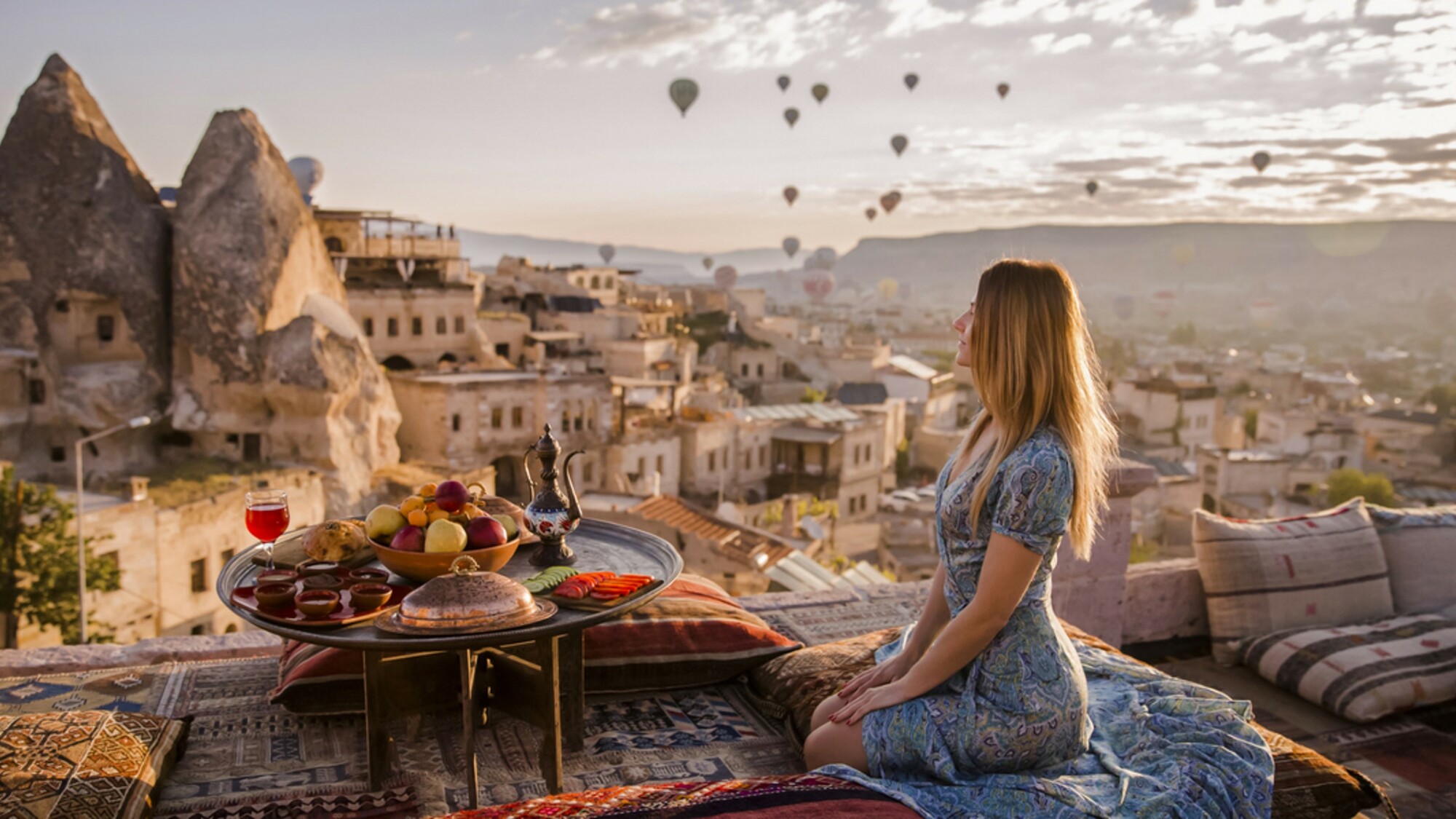 Le ciel de Cappadoce rempli de montgolfières au lever du soleil