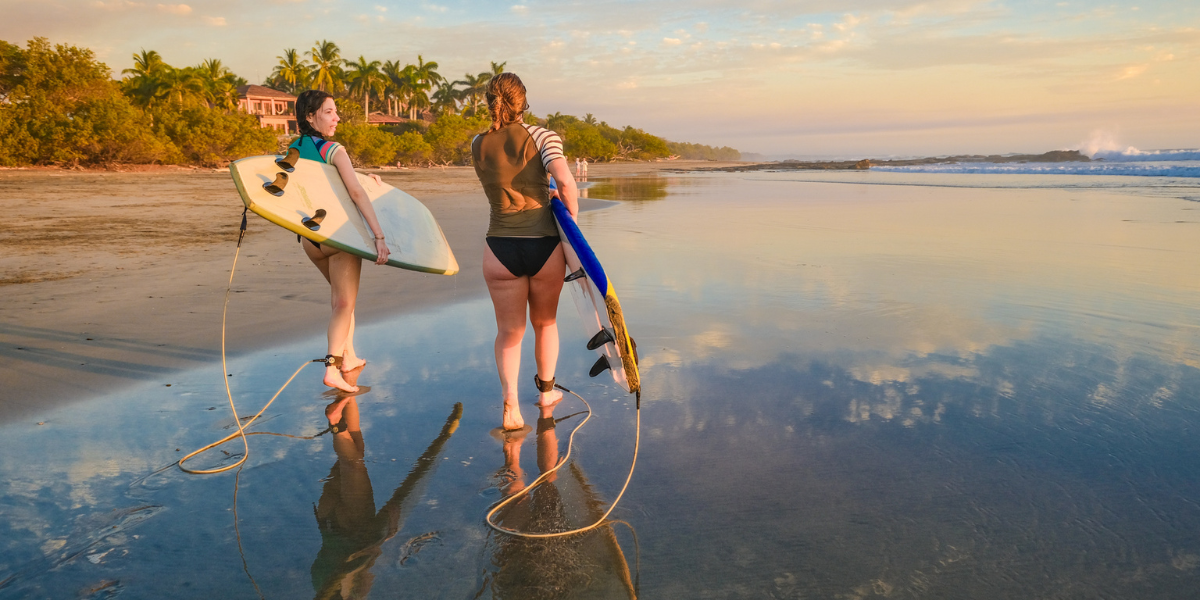 Essayez-vous au surf entre copines 