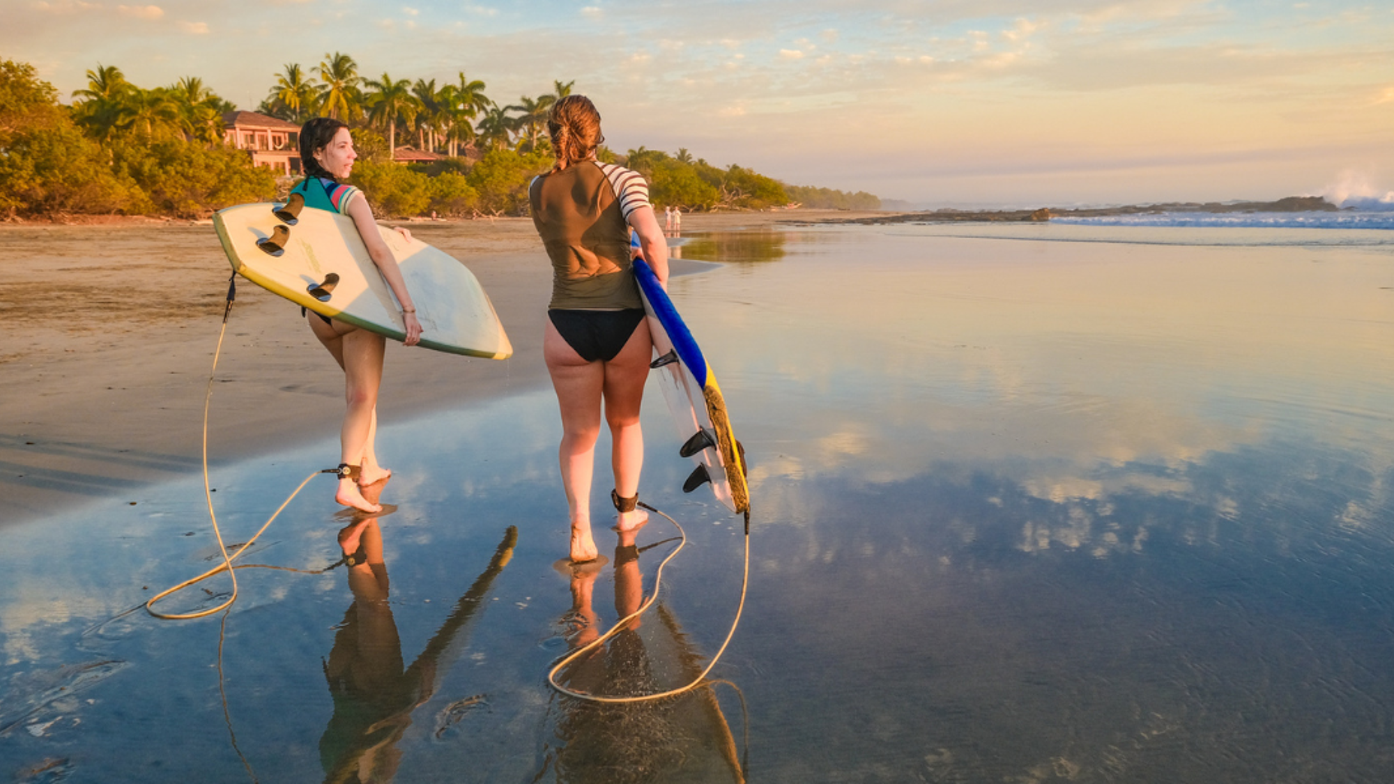 Essayez-vous au surf entre copines