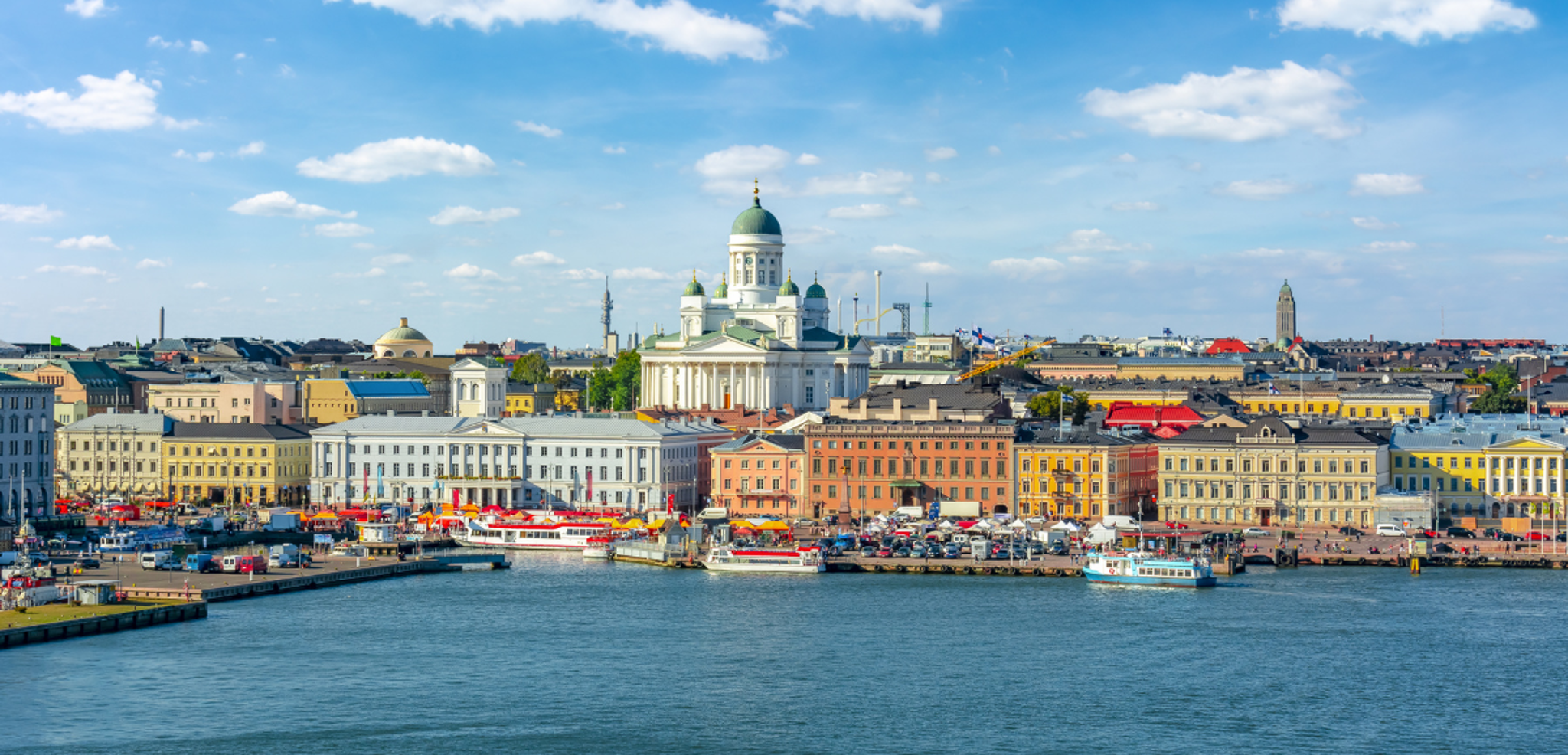 Votre guide vous entraîne à la découverte des lieux emblématiques, ici la câthédrale d'Helsinki (en été) - jour 2