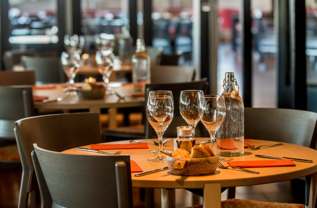 Retrouvez-vous le soir autour d'un bon repas au restaurant de l'hôtel le Camp Ripan