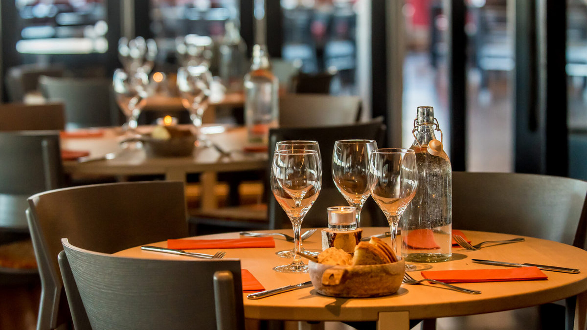 Retrouvez-vous le soir autour d'un bon repas au restaurant de l'hôtel le Camp Ripan