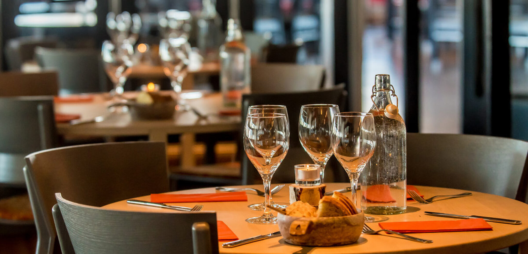 Retrouvez-vous le soir autour d'un bon repas au restaurant de l'hôtel le Camp Ripan