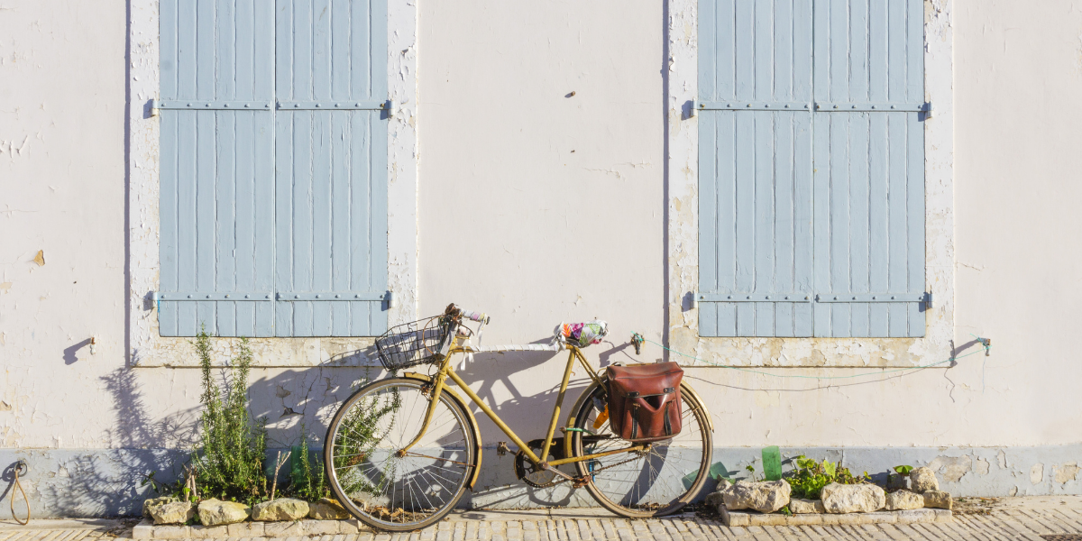 Vélo, mur blancs et volets peints, le symbole de l'Ile de Ré