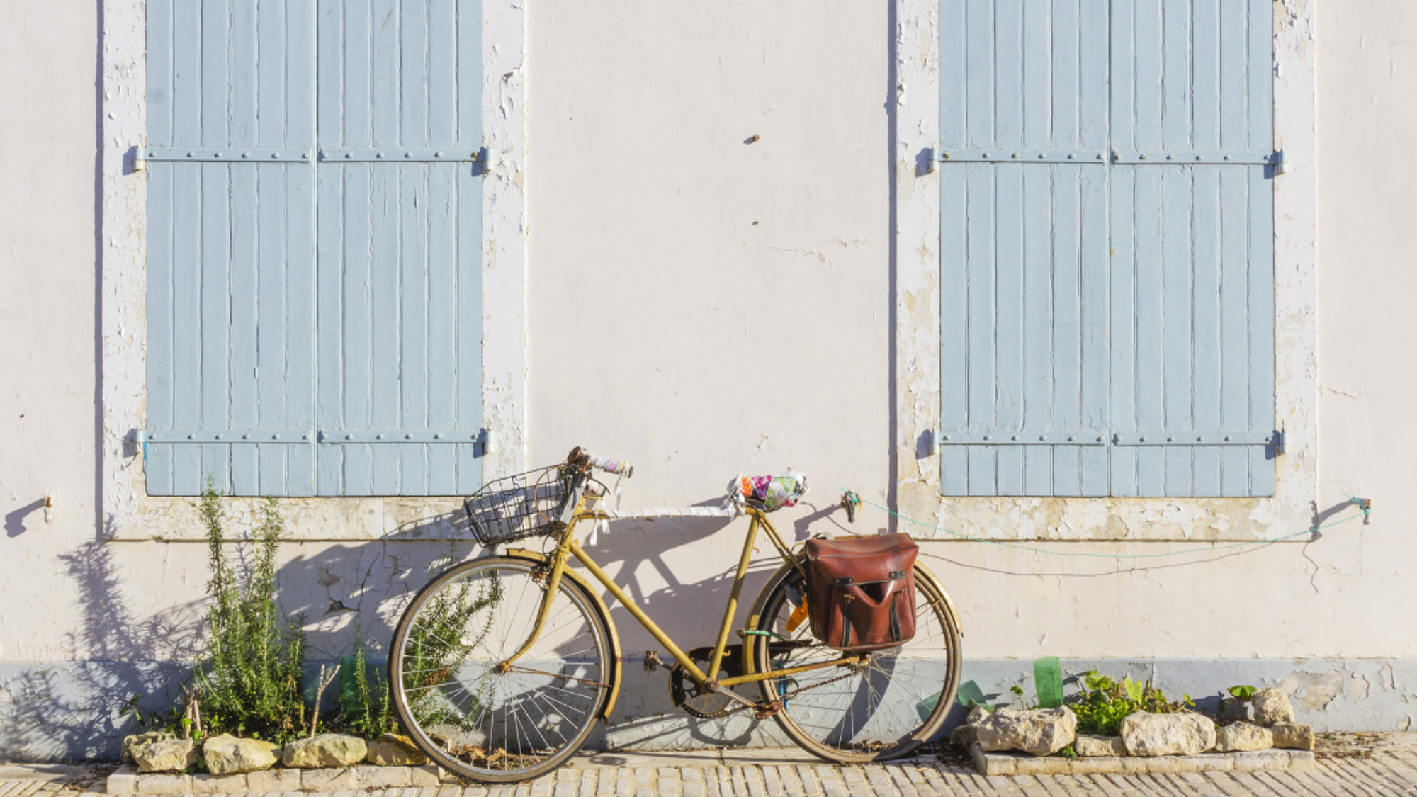 Vélo, mur blancs et volets peints, le symbole de l'Ile de Ré