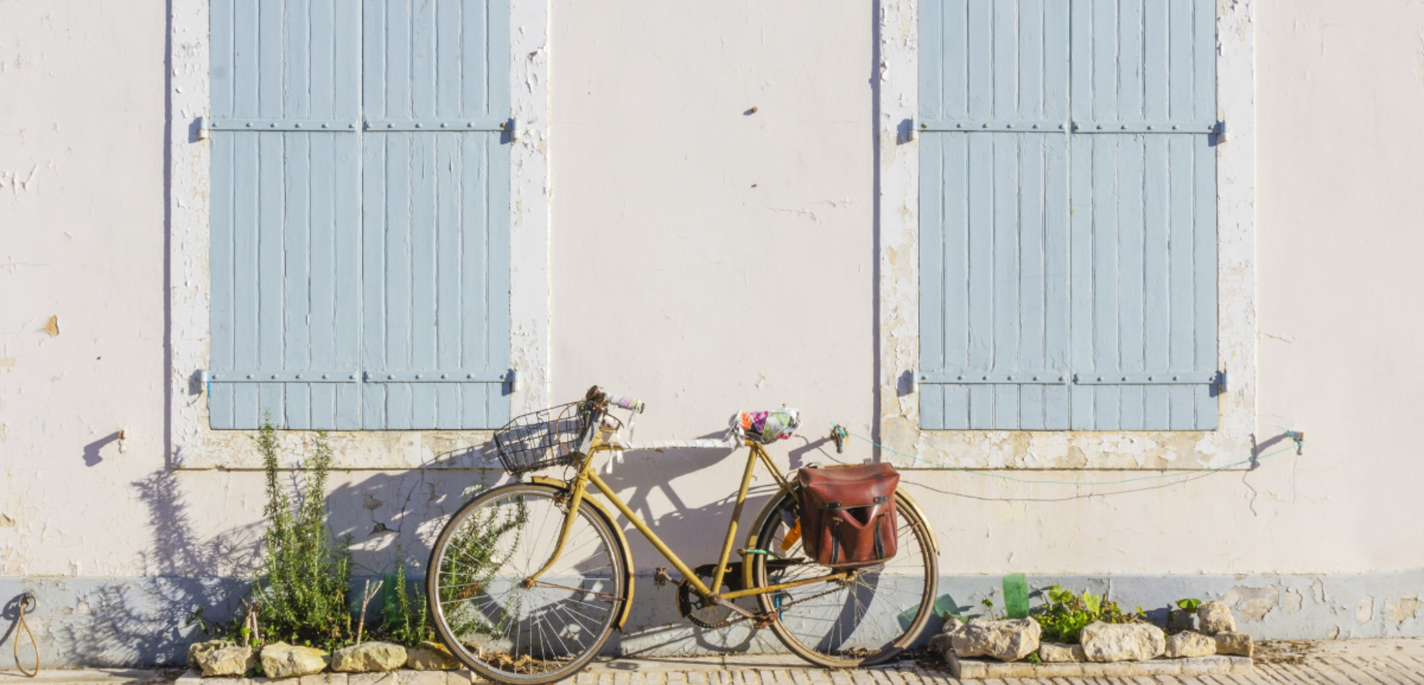 Vélo, mur blancs et volets peints, le symbole de l'Ile de Ré