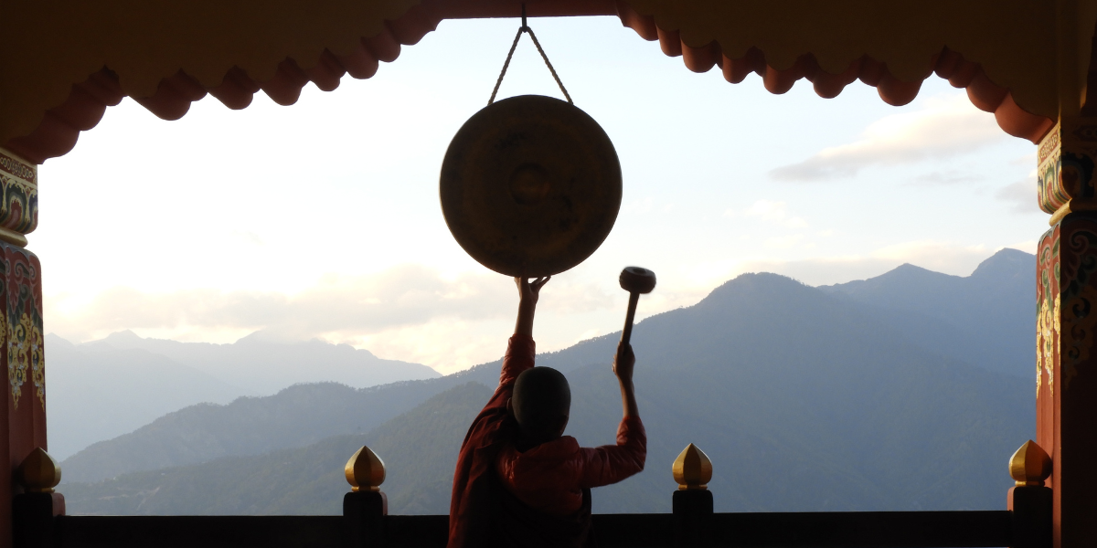 Moine sonnant le gong, Paro, Bouthan 