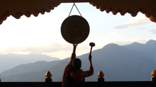 Moine sonnant le gong, Paro, Bouthan