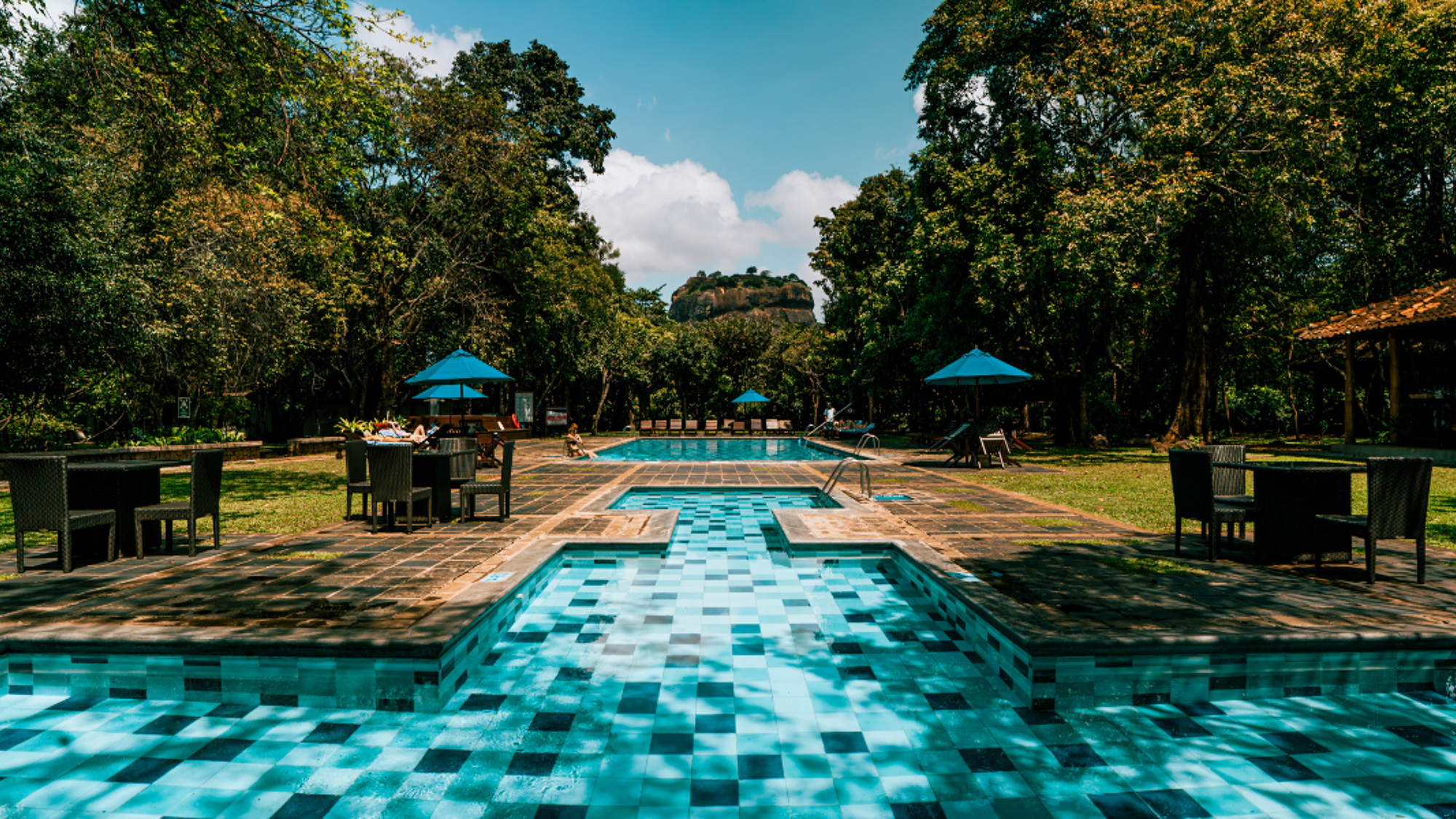 La piscine de votre hôtel de Sigiriya, avec le Rocher du Lion en toile de fond - Jours 2 et 3