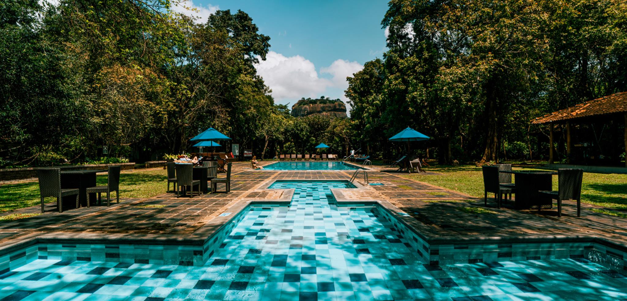 La piscine de votre hôtel de Sigiriya, avec le Rocher du Lion en toile de fond - Jours 2 et 3
