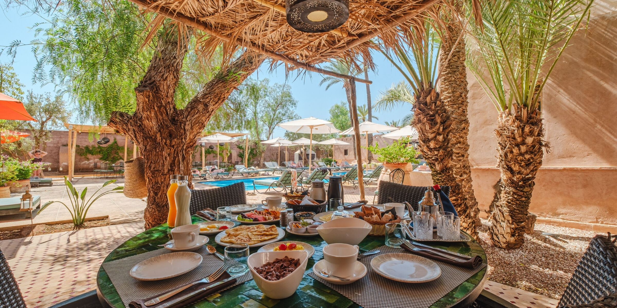 Des petits déjeuners partagés au bord de la piscine 
