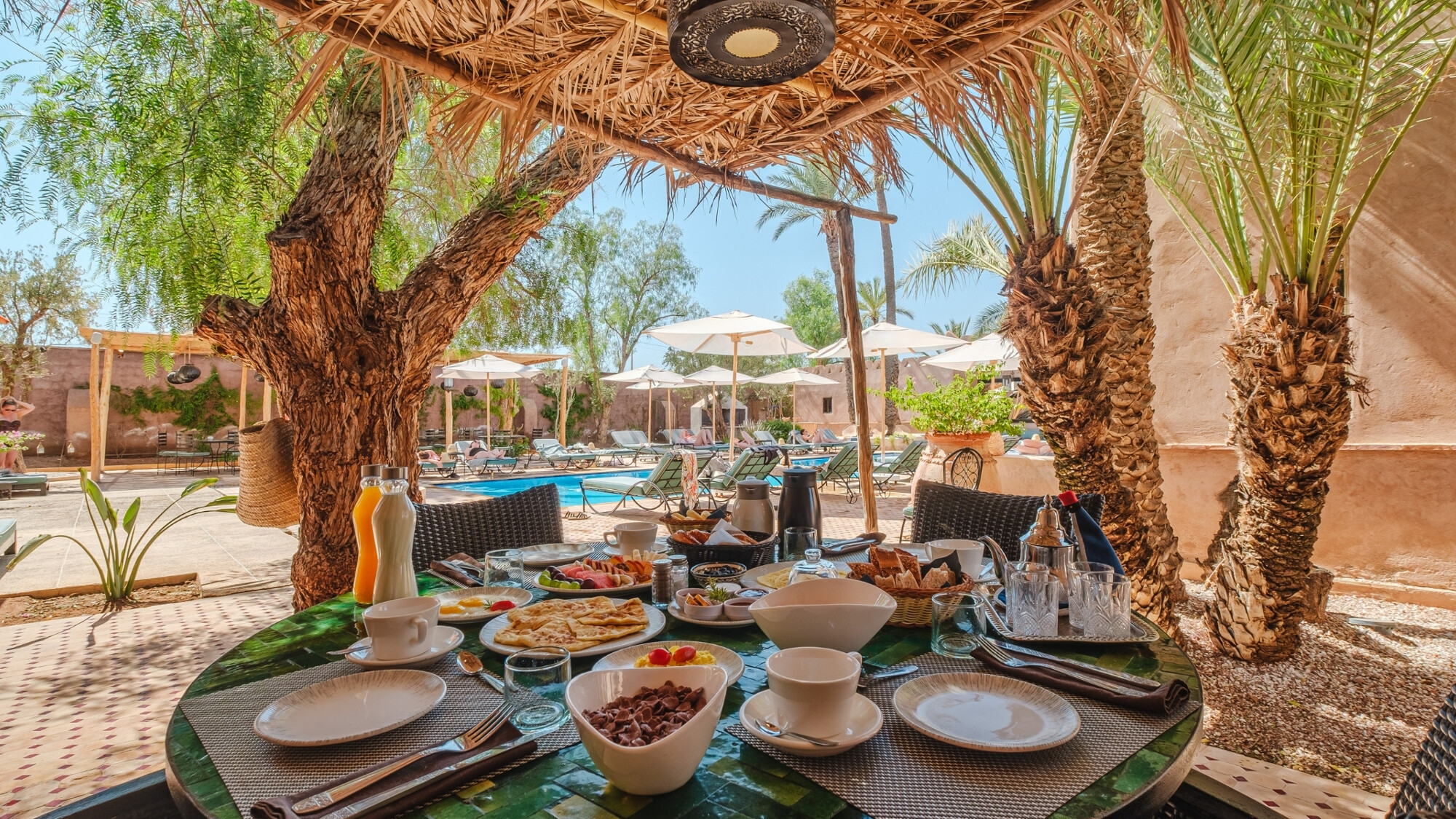 Des petits déjeuners partagés au bord de la piscine