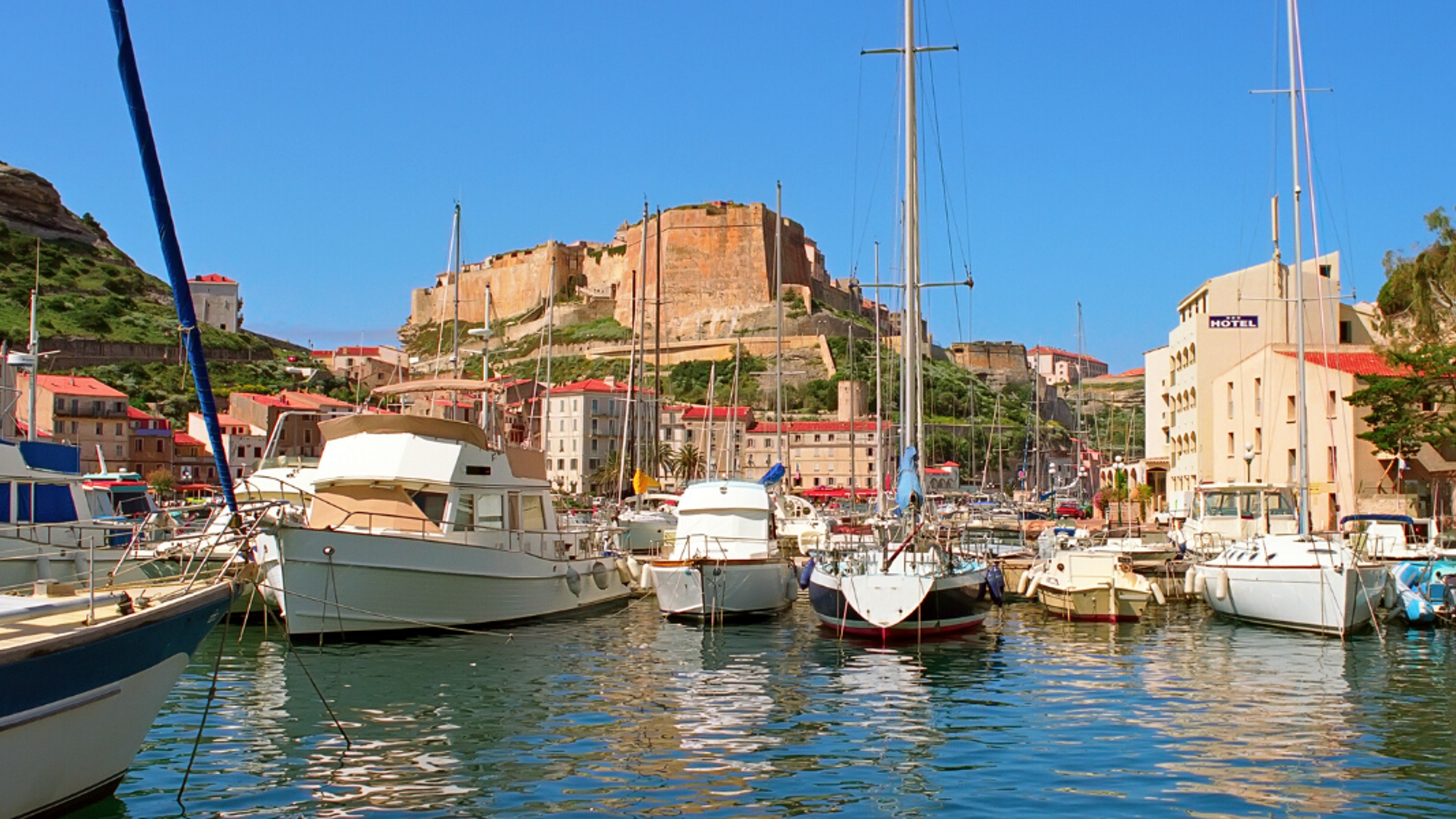 N'oubliez pas de découvrir la jolie ville de Bonifacio, à 15 minutes à pied de la villa