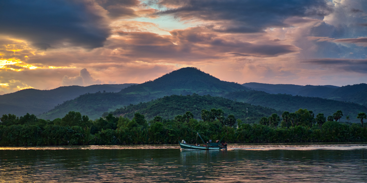 En croisière au coucher du soleil sur le fleuve de Kampot