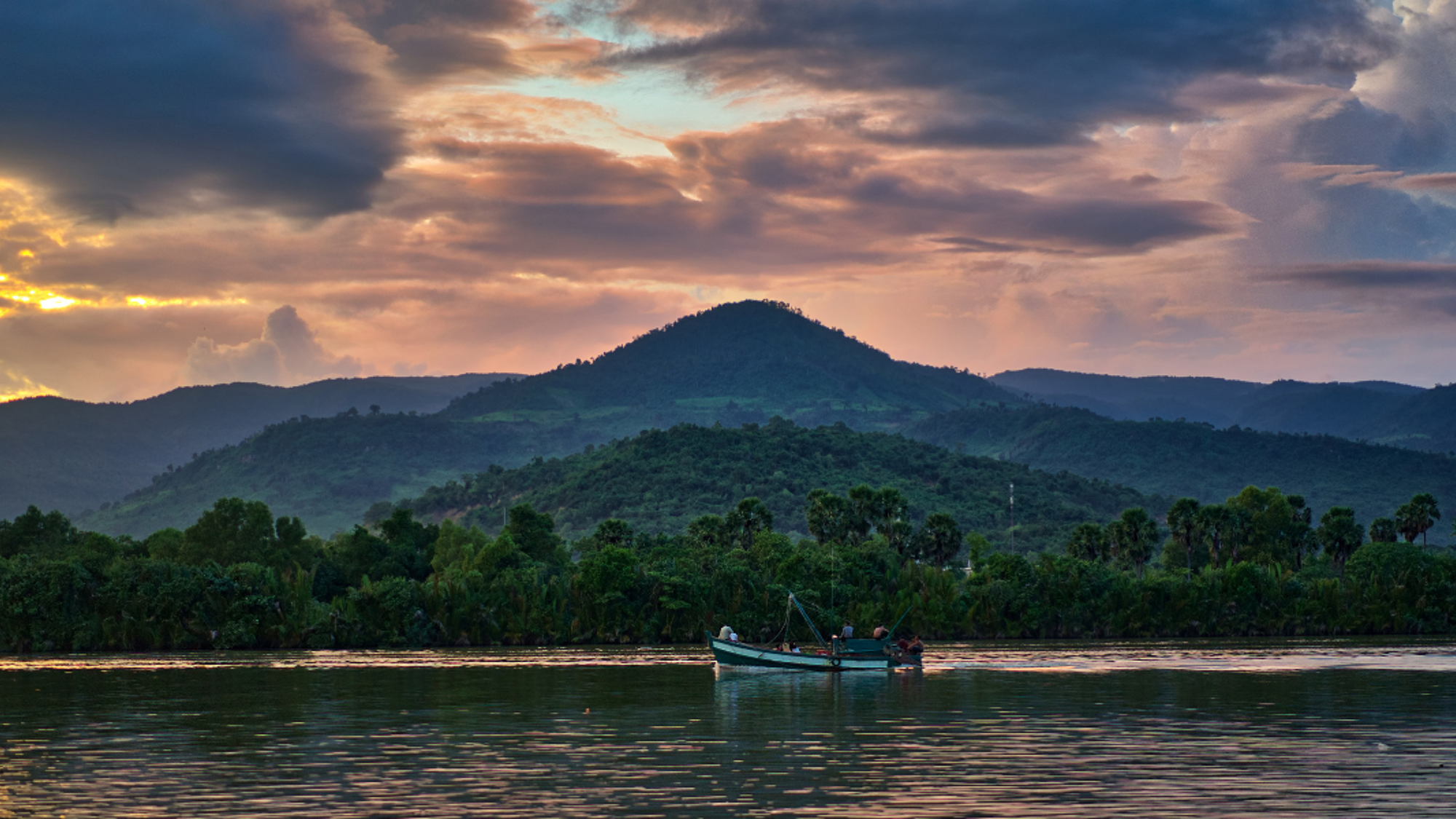 En croisière au coucher du soleil sur le fleuve de Kampot