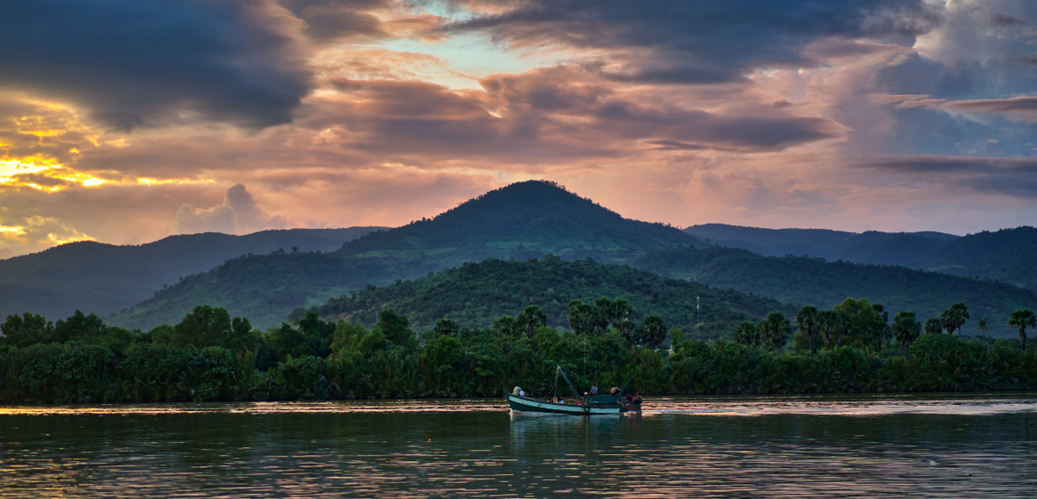 En croisière au coucher du soleil sur le fleuve de Kampot