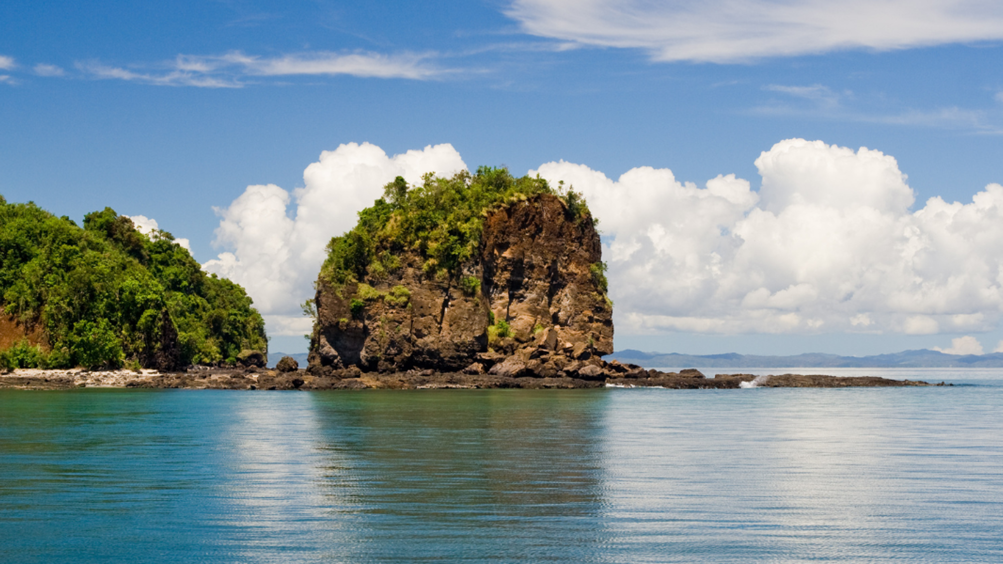 Embarquez sur un catamaran vers Nosy Komba et Tanikely