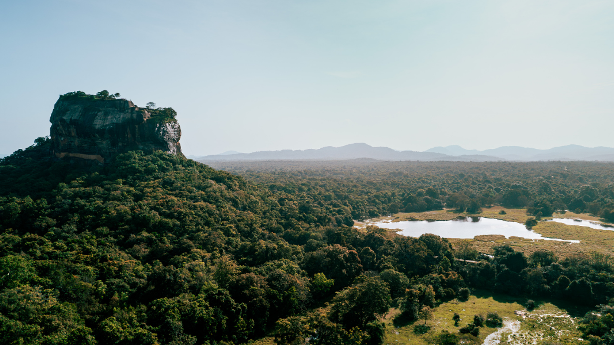 La vue sur le rocher de Pidurangala, depuis le haut du Rocher du Lion, Sigiriya - Jour 3