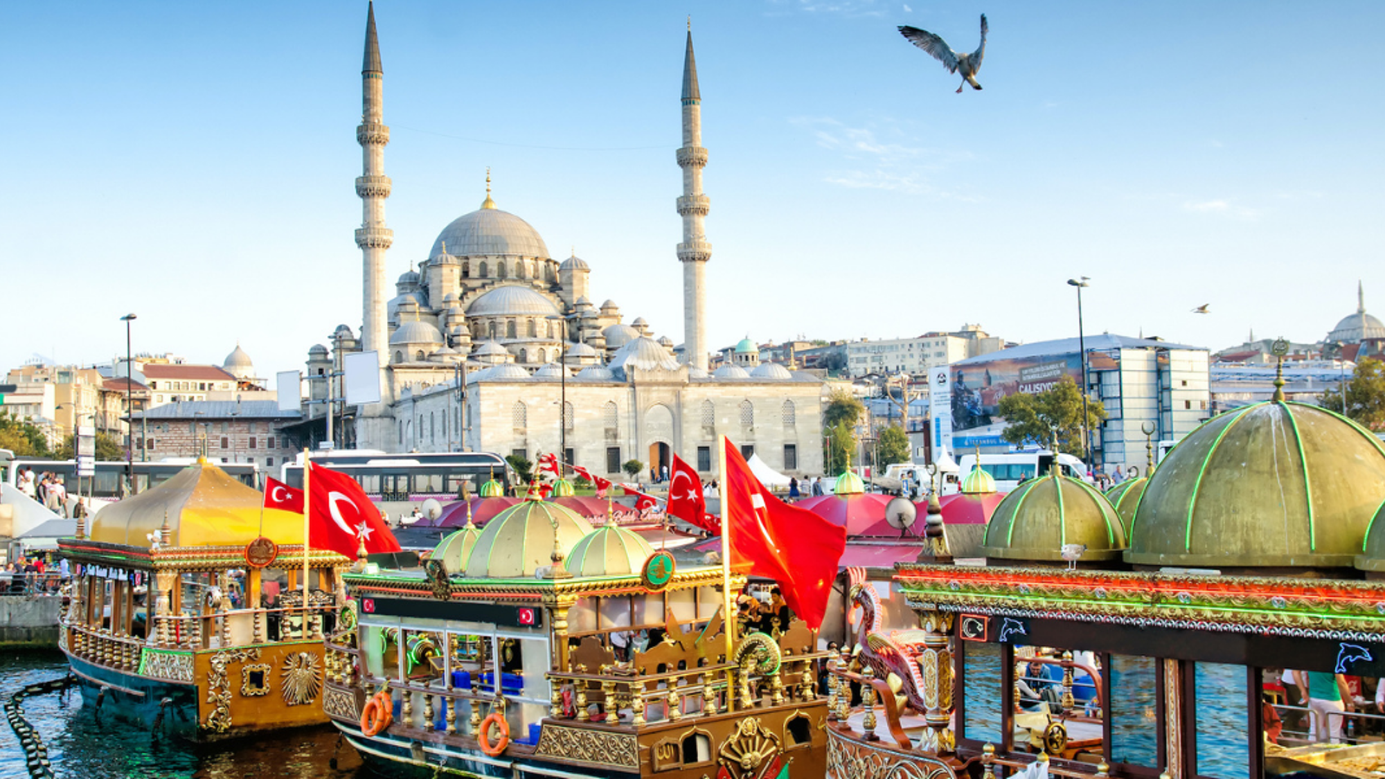 Dégustez un “Balik ekmek” (poisson grillé dans le pain) dans un restaurant flottant