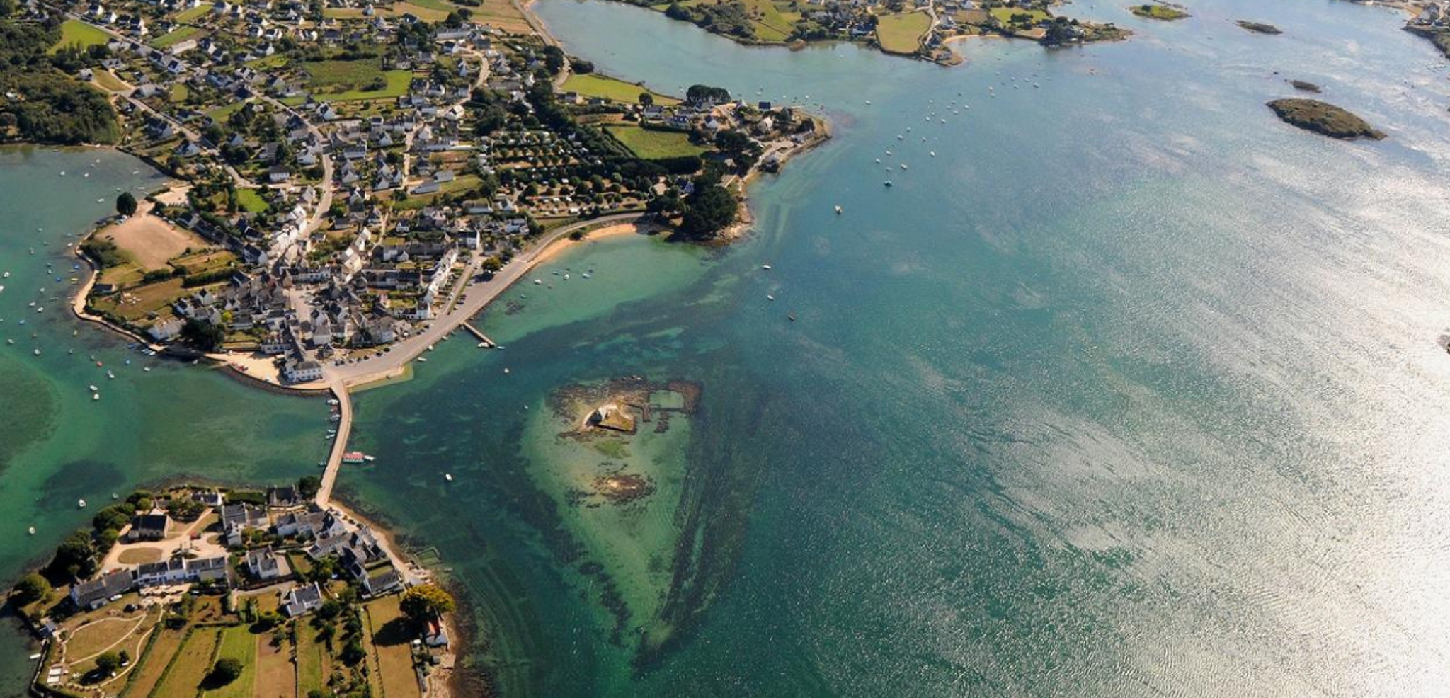 Située sur la ria d'Etel : Belz et Saint Cado vus du ciel (@LeCornec Erwan)