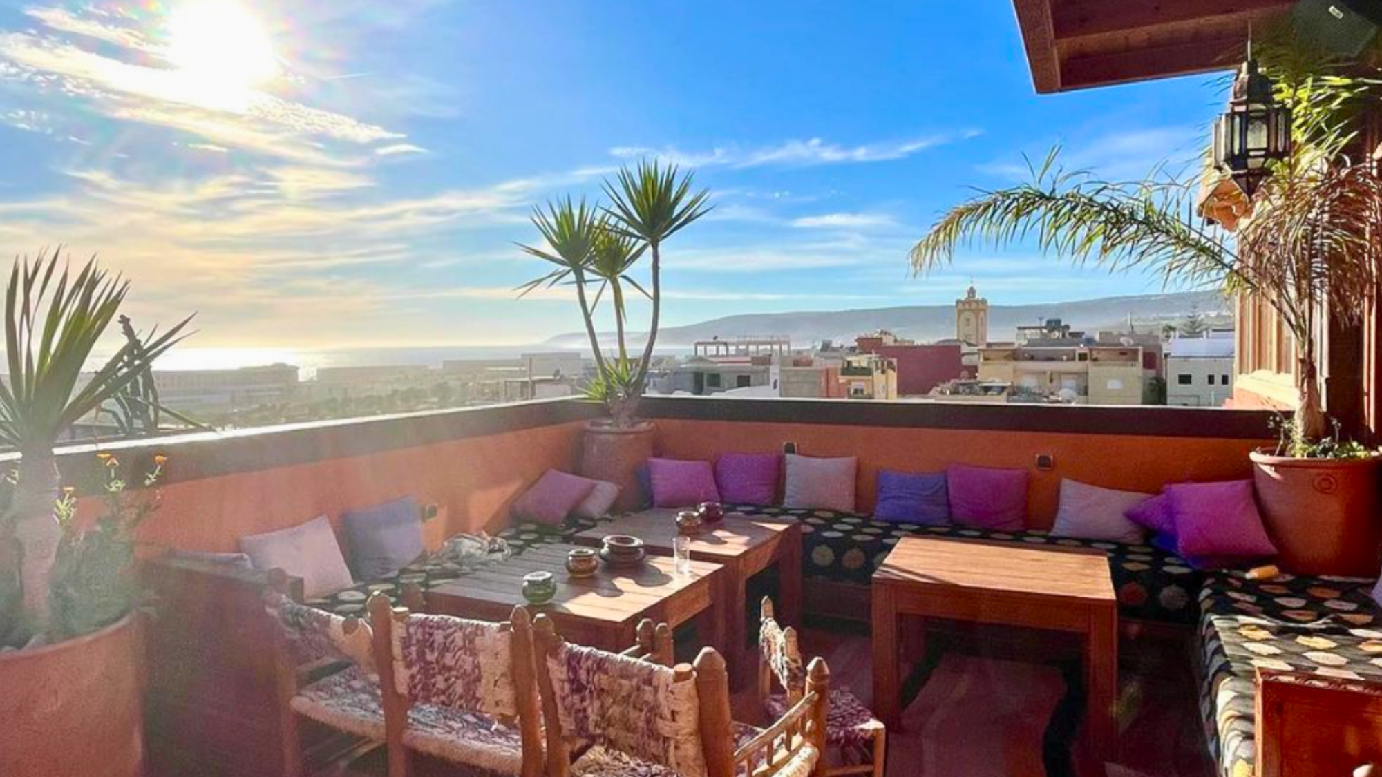 Avec une terrasse où profiter du soleil