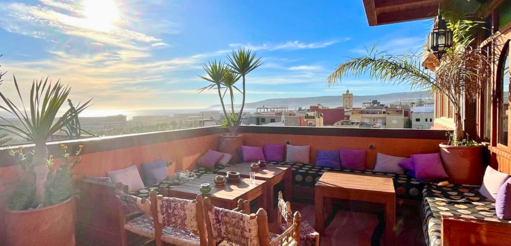 Avec une terrasse où profiter du soleil