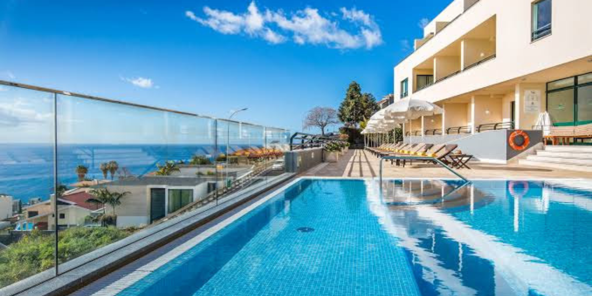 Installez-vous dans votre hôtel et profitez de sa piscine et de sa terrasse (ou hôtel similaire)