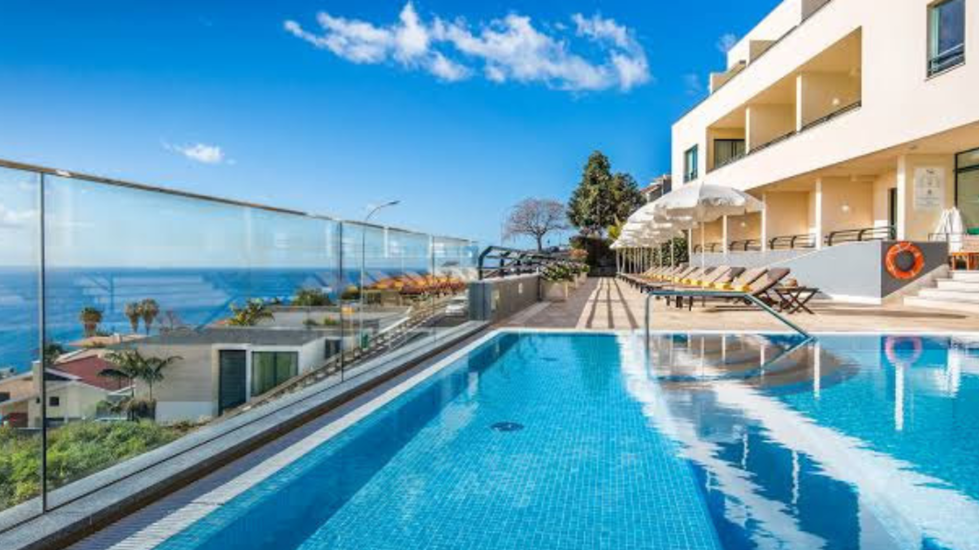 Installez-vous dans votre hôtel et profitez de sa piscine et de sa terrasse (ou hôtel similaire)