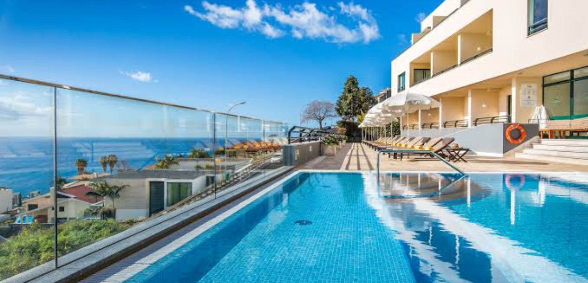 Installez-vous dans votre hôtel et profitez de sa piscine et de sa terrasse (ou hôtel similaire)