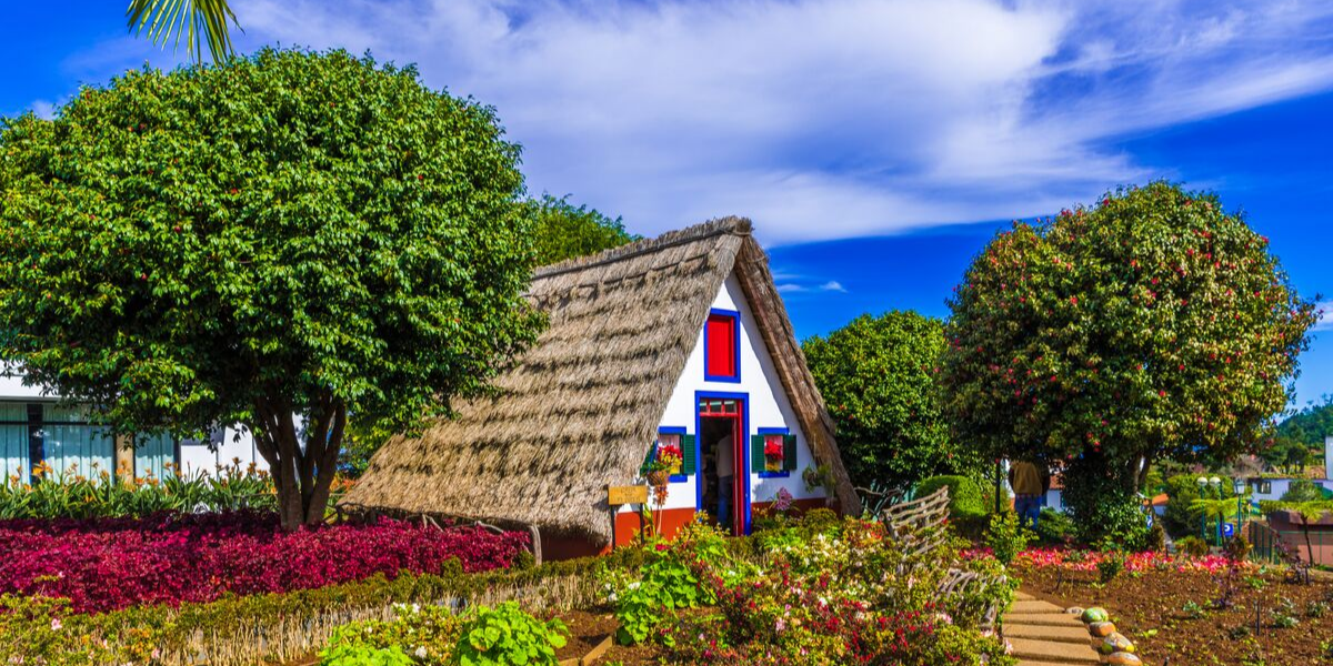 Et descendez par Santana et ses traditionnelles maisons