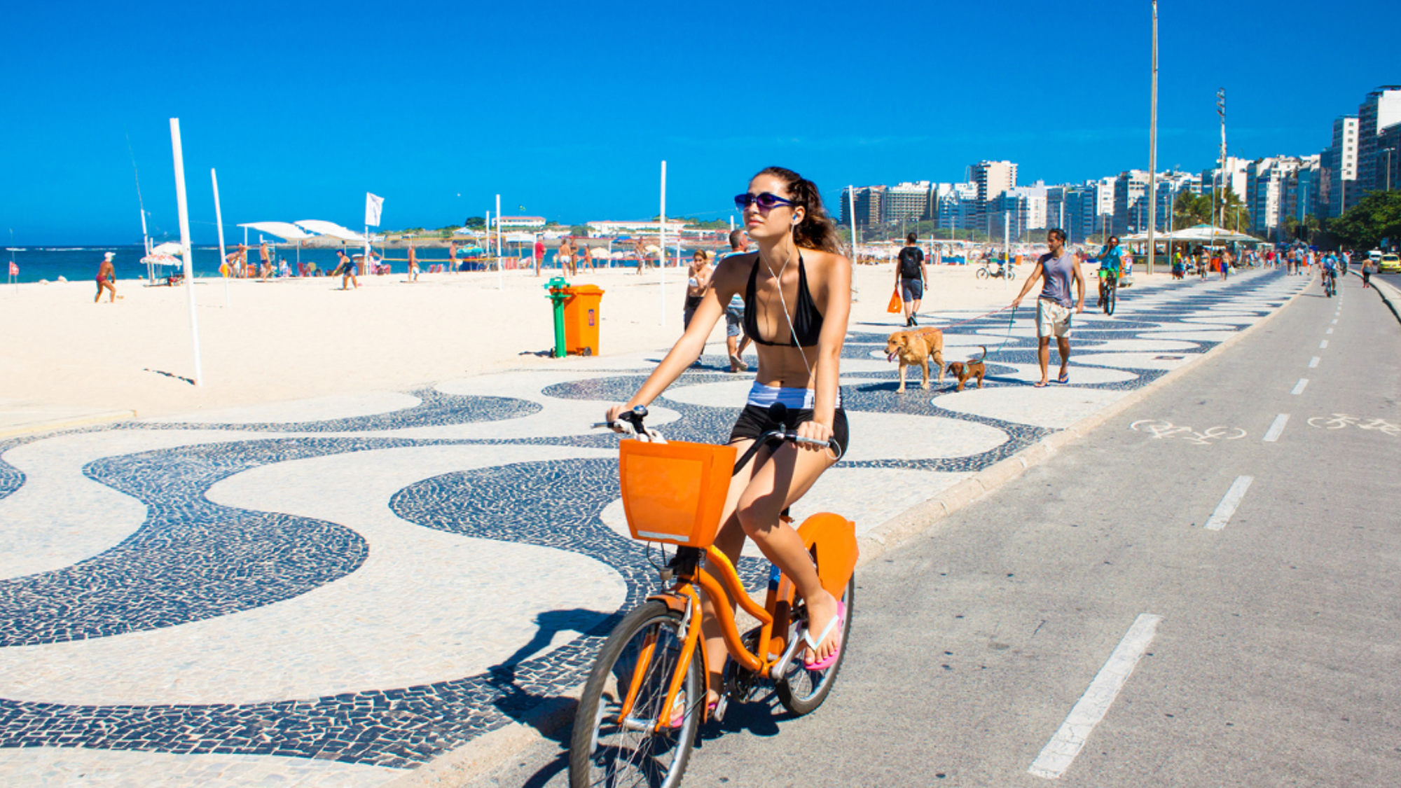 A vélo le long de la plage d'Ipanema, Rio, jour 2 ou 5 (selon la date de départ)